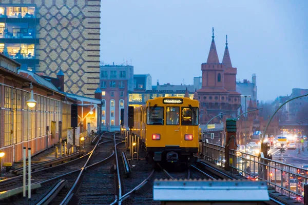 Berlin, Almanya. Gün batımında kışın Warschauer Strasse metro istasyonu