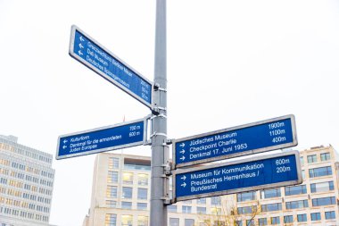 Berlin, Almanya. Bir kış günü içinde Leipziger Platz içinde Sokak tabelası