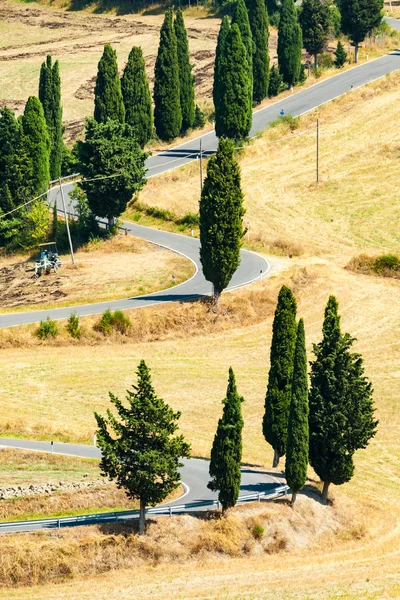 Kronkelende weg in de buurt van Monticchiello en Pienza in Toscane, Italië — Stockfoto