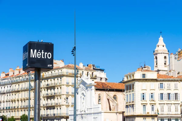 Un cartel de metro en el centro de la ciudad en un día soleado de verano — Foto de Stock