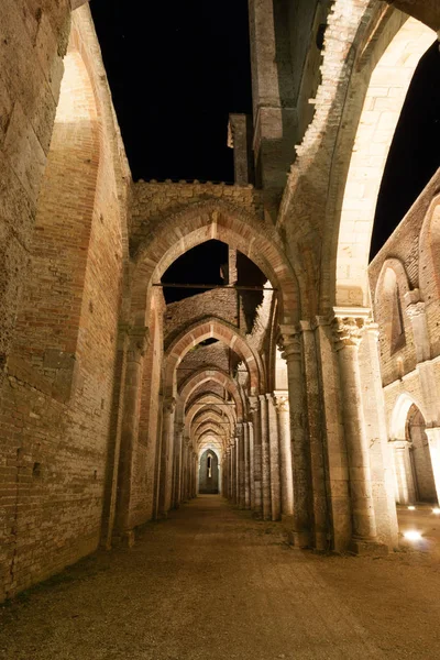 Beautiful interior view of the San Galgano abbey in summer at ni — Stock Photo, Image