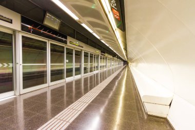 L9 Barcelona'da Fondo metro istasyonu platformunda, 