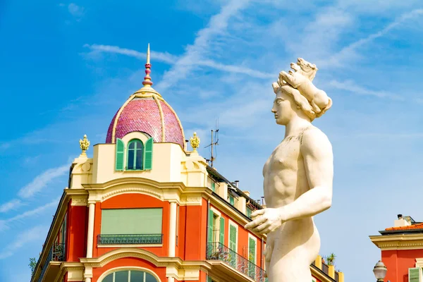 Bello, Francia. La Fontana del Sole in piazza Massena in un su — Foto Stock