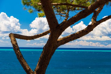 Güzel bir yaz günü denizde İtalya