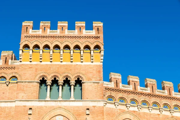 Palazzo Aldobrandeschi på Piazza Dante i Grosseto, Italien — Stockfoto