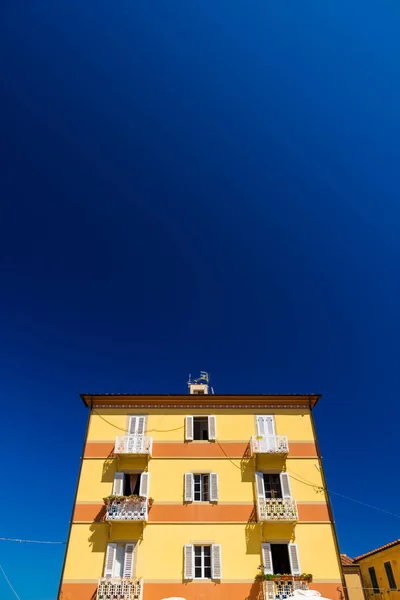 Construção e uso doméstico em Rio nell 'Elba, Toscana, Italia — Fotografia de Stock