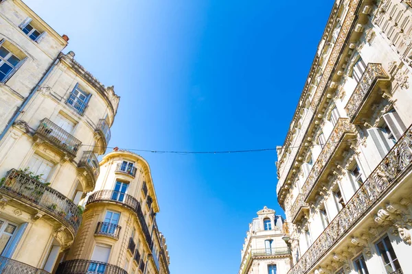 Montpellier, Francia. Edificios históricos en Rue Foch en un soleado — Foto de Stock