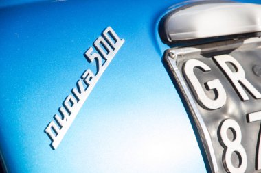 Italya 'da güneşli bir bahar gününde bir Vintage Fiat 500