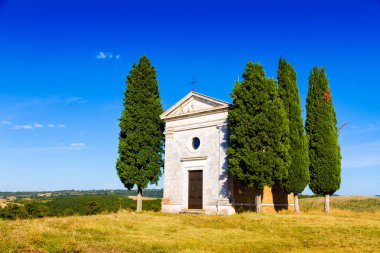 Madonna di Vitaleta kilisede yaz aylarında güneşli bir gün
