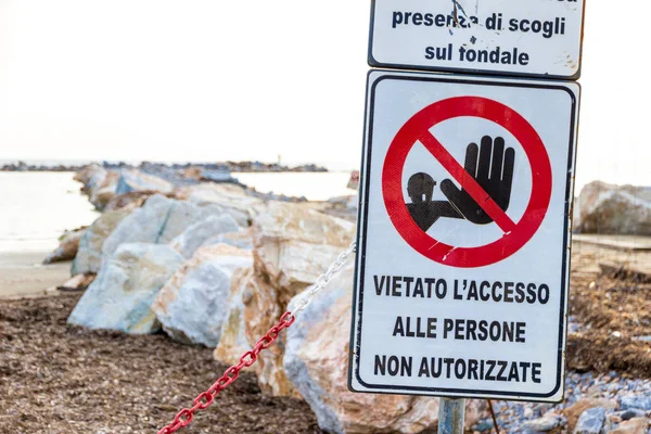 Follonica, Italya 'da kıyı şeridi üzerinde uyarı işaretleri