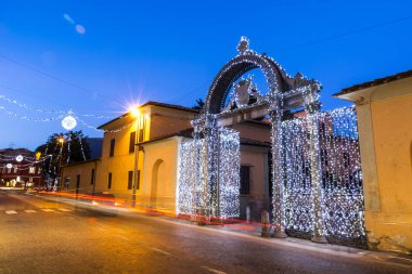 1840s dekore kapıda Noel zamanı Follonica, İtalya