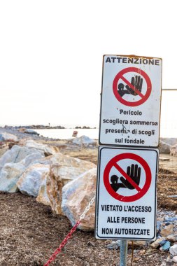 Follonica, Italya 'da kıyı şeridi üzerinde uyarı işaretleri