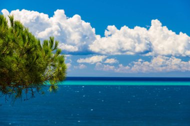 Güzel bir yaz günü denizde İtalya