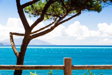 Güzel bir yaz günü denizde İtalya