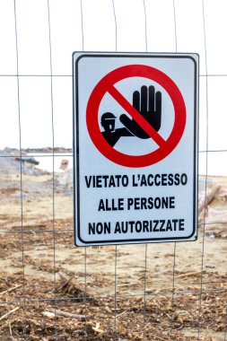Follonica, Italya 'da kıyı şeridi üzerinde uyarı işareti