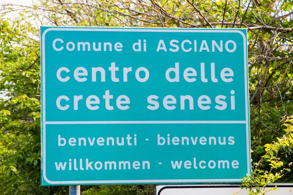 Uvítací symbol u ulice Asciano (si), Toskánsko, Itálie — Stock fotografie