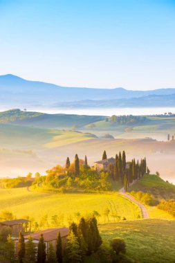 Orcia vadisinde güzel gün doğumu manzarası, Toskana, İtalya.