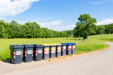 Toskana kırsalında çöp ayırma için çöp tenekeleri, İtalya