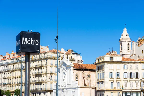 Un cartel de metro en el centro de la ciudad en un día soleado de verano — Foto de Stock