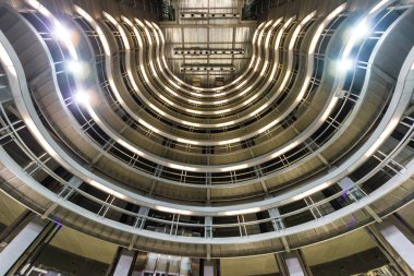 Llefia metro öncesi platformu kademede kuyudan görünümünü