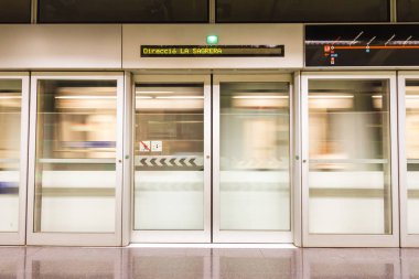 L9 Barcelona'da Fondo metro istasyonu platformunda, 