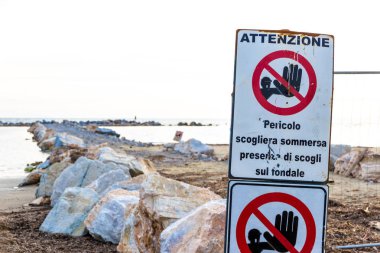 Follonica, Italya 'da kıyı şeridi üzerinde uyarı işaretleri