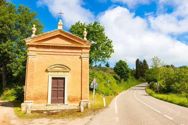 Small church in countryside in a spring day in Tuscany, Italy — Stock Photo, Image