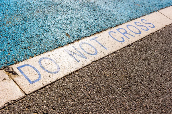 Señal de "No cruces" cerca de un carril bici en Follonica, Italia Imagen De Stock