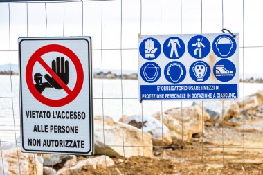 Follonica, Italya 'da kıyı şeridi üzerinde uyarı işaretleri