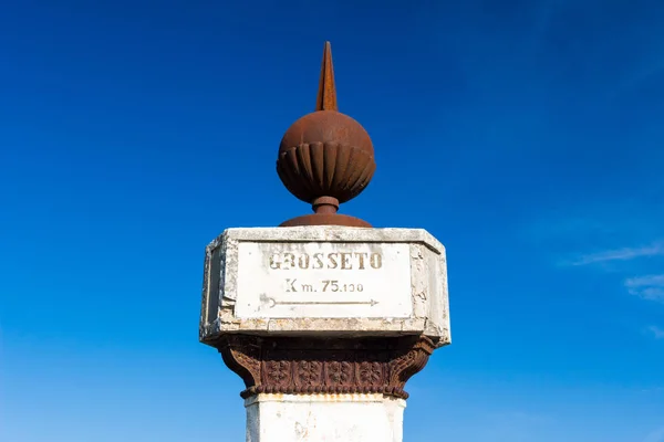 The 1840 Montarrenti column near Siena, Tuscany, Italy — Stock Photo, Image