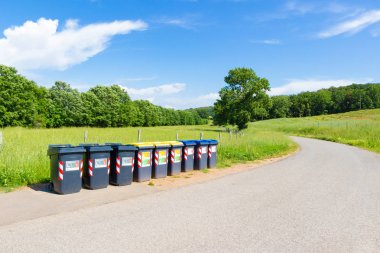 Toskana kırsalında çöp ayırma için çöp tenekeleri, İtalya