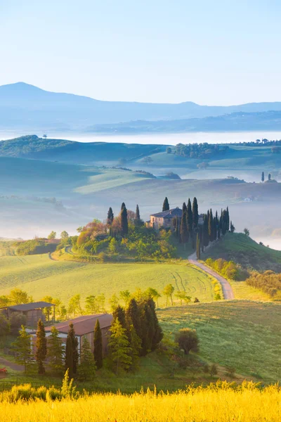 Hermosa vista del amanecer en el valle de Orcia, Toscana, Italia . — Foto de Stock