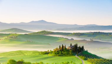 Orcia vadisinde güzel gün doğumu manzarası, Toskana, İtalya.
