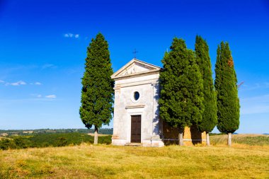 Madonna di Vitaleta kilisede yaz aylarında güneşli bir gün