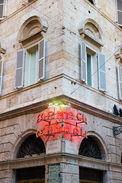 Farmacia neon nel centro storico di Ascoli Piceno, Italia — Foto Stock