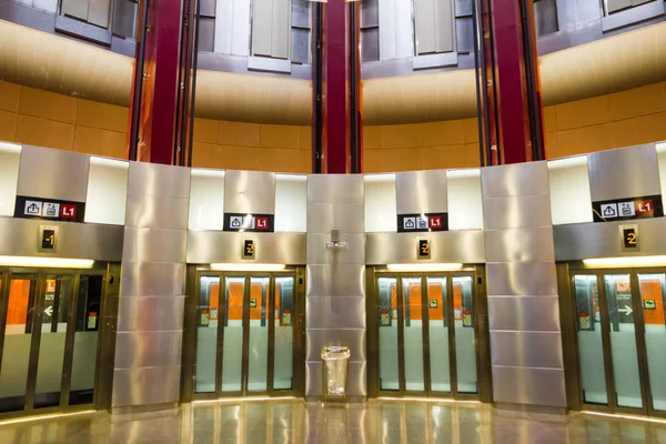 The lifts linking the lines L1 and L9, and the lobby in the Fond — Stock Photo, Image