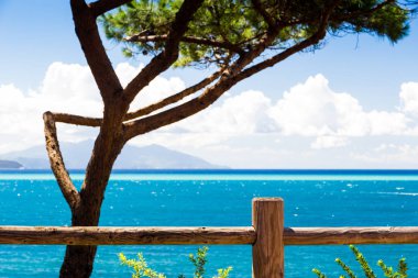 Güzel bir yaz günü denizde İtalya