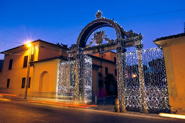 1840 Puerta decorada en Navidad en Follonica, Italia — Foto de Stock