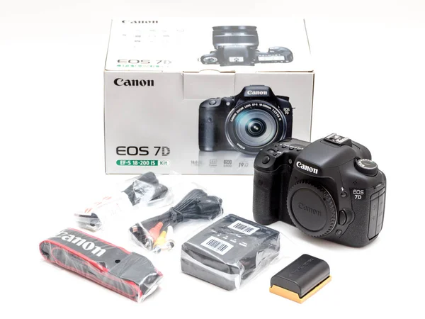 Canon 7d dslr camera met accessoires stilleven — Stockfoto