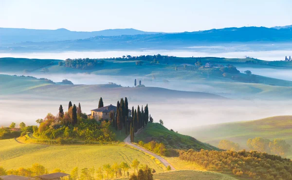 Orcia vadisinde güzel gün doğumu manzarası, Toskana, İtalya.