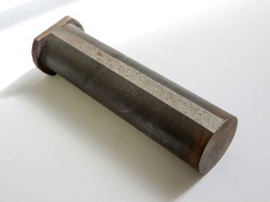 Jominy testi için örnek beyaz arkaplanda izole edildi