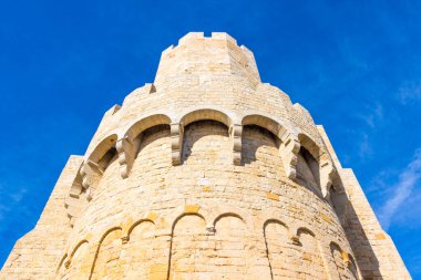 Camargue, Fransa 'daki güçlendirilmiş Saint-Maries-de-la-Mer Kilisesi, 9. ve 12. yüzyıllar arasında inşa edilmiş.