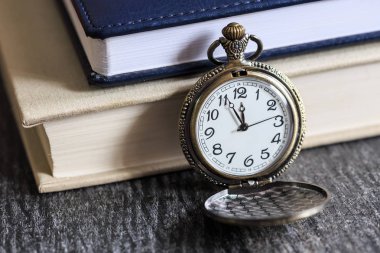 Vintage cep saati tablo kitapları ile