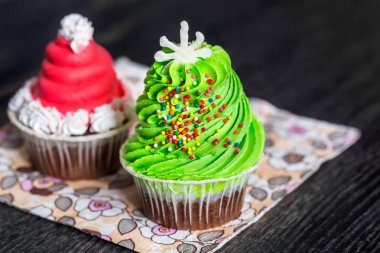 Karanlık bir arka plan üzerinde lezzetli tatil top kek