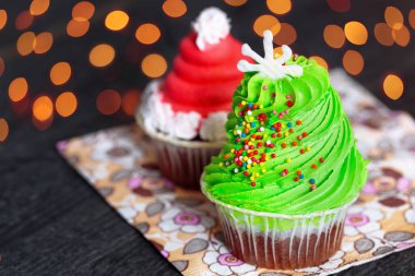 Karanlık bir arka plan üzerinde lezzetli tatil top kek