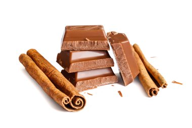 Lezzetli sütlü çikolata tatlı tarçın ile izole üzerinde beyaz arka plan sopa