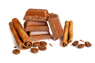 Lezzetli sütlü çikolata tatlı kahve ve tarçın taneleri ile izole üzerinde beyaz arka plan sopa