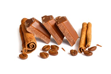 Lezzetli sütlü çikolata tatlı kahve ve tarçın taneleri ile izole üzerinde beyaz arka plan sopa