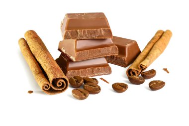 Lezzetli sütlü çikolata tatlı kahve ve tarçın taneleri ile izole üzerinde beyaz arka plan sopa