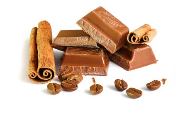 Lezzetli sütlü çikolata tatlı kahve ve tarçın taneleri ile izole üzerinde beyaz arka plan sopa